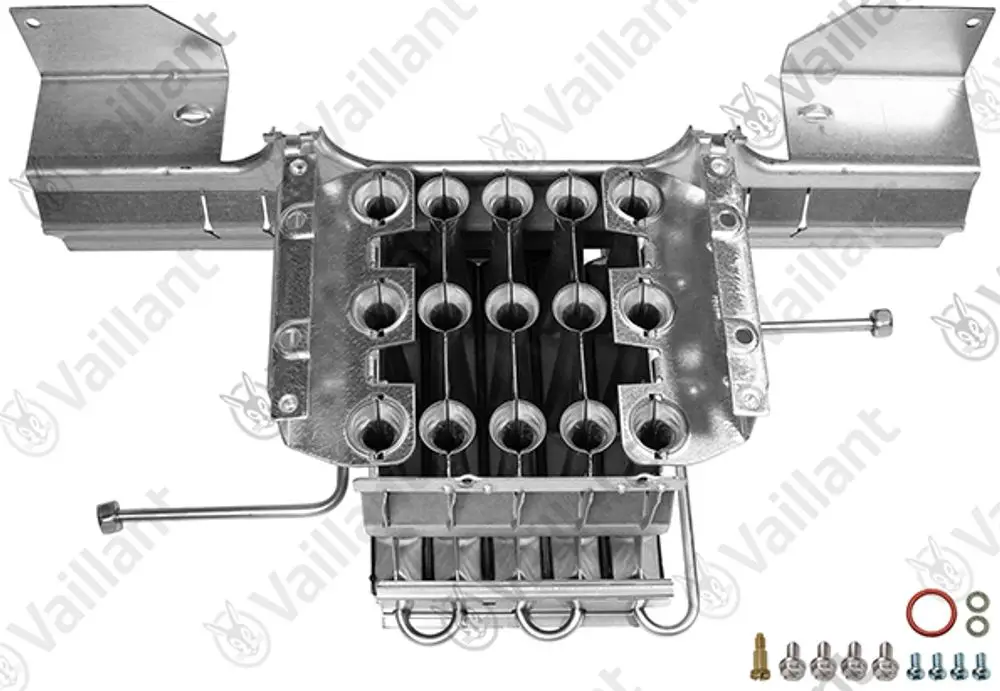 Vaillant Brenner mit mehreren Kaminen, gefertigt aus Metall, ausgestattet mit Anschlussleitungen und Montageschrauben. Klar strukturiertes Design zur Heiztechnik.